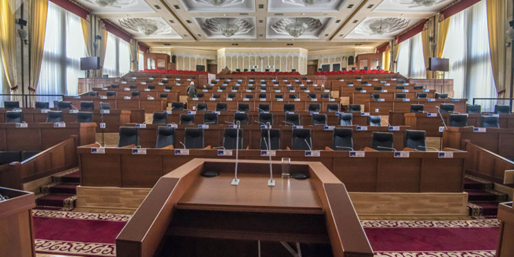 Имитация бурной деятельности или зуд переименований?