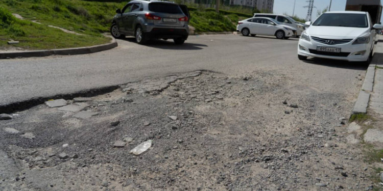 «От дорог зависит благосостояние населения». Почему в Казахстане плохие дороги