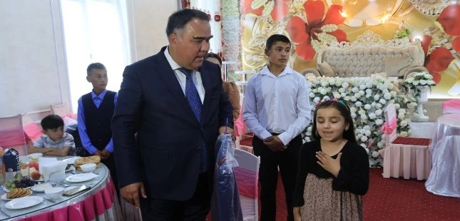 В Айнинском районе детям из малообеспеченных семей подарили школьную форму и учебные принадлежности
