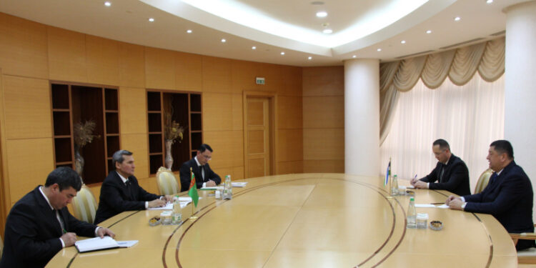 Новый посол Узбекистана вручил главе МИД Туркменистана копии верительных грамот