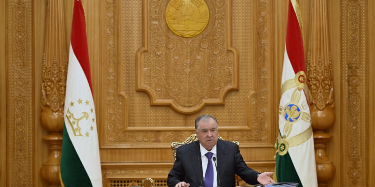 Эмомали Рахмон поручил усилить подготовку к осенне-зимнему периоду и ввести ежемесячную отчетность