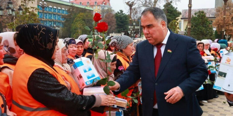 В Худжанде более 330 сотрудниц коммунальных служб поздравили с Днем матери