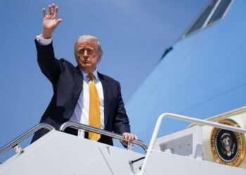 Трамп Си Цзиньпин менен жолугушуу үчүн Бээжинге келди