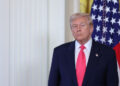 Трамп сырткы көрүнүш үчүн бронежилеттен баш тартты
