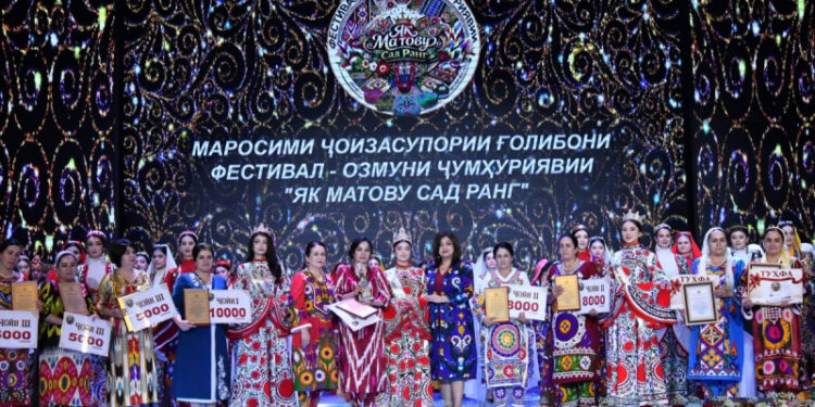 В Душанбе наградили победителей фестиваля «Одна ткань и сто цветов»
