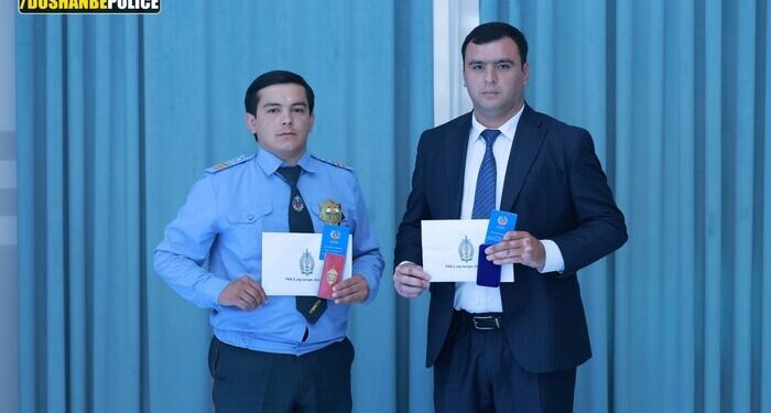В Душанбе сотрудники ГАИ спасли девушку от суицида