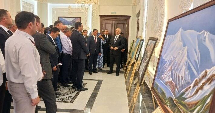 В Таджикабаде открылась выставка «Отражение воды и ледников»
