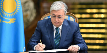 Токаев освободил от должностей трех руководителей в Минобороны