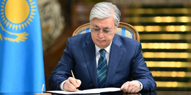 Токаев освободил от должностей трех руководителей в Минобороны