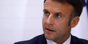 Во Франции кандидат в президенты призвал Макрона к отставке