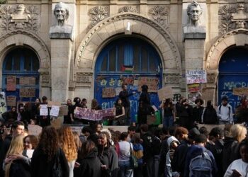 Во Франции на фоне протестов школьников пострадали более 100 школьных зданий