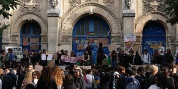 Во Франции на фоне протестов школьников пострадали более 100 школьных зданий
